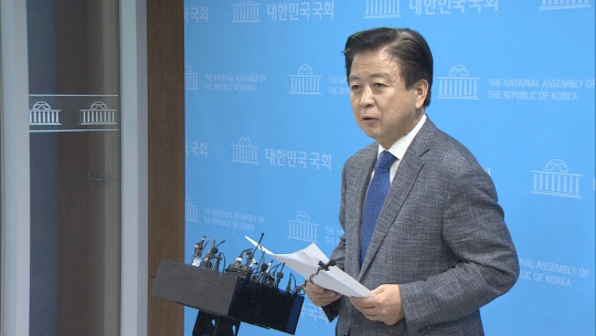 노웅래 더불어민주당 의원이 17일 서울 여의도 국회 소통관에서 기자회견을 열고 자신의 국회 사무실 등에 대한 검찰의 압수수색에 대해 "제 결백을 증명하는 데 제 모든 정치생명을 걸겠다"고 입장을 밝히고 있다. [연합뉴스]